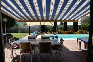 A l'ombre du store banne